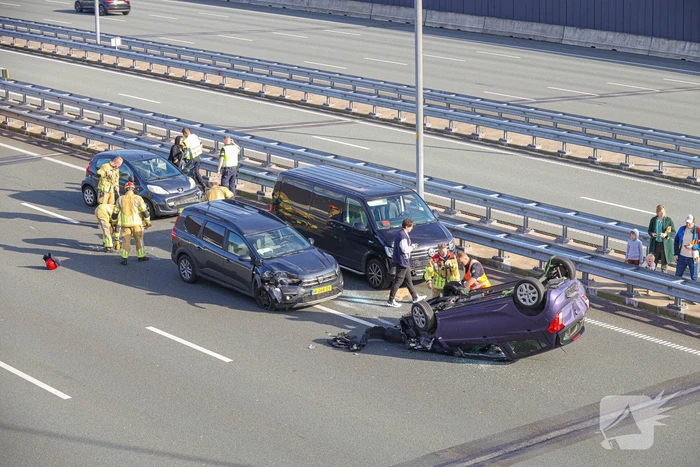 Auto belandt op de kop op snelweg