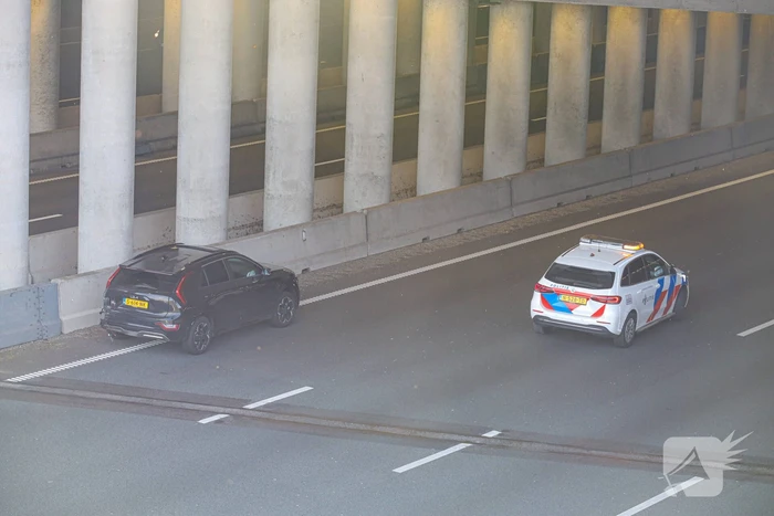 Auto belandt op de kop op snelweg