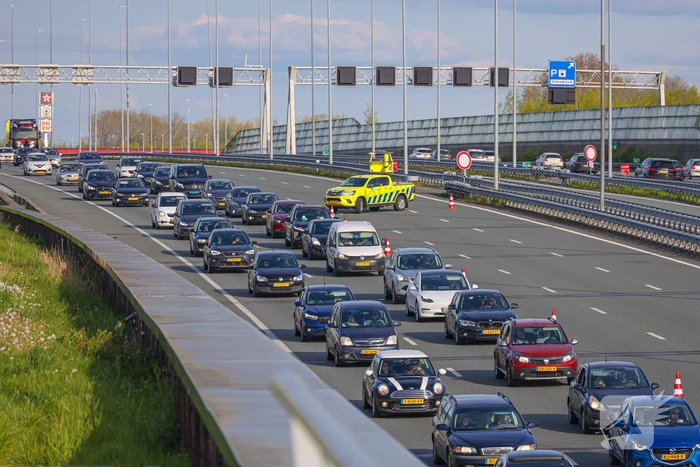 Auto belandt op de kop op snelweg