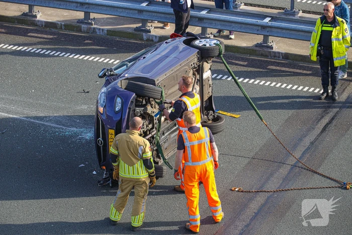 Auto belandt op de kop op snelweg