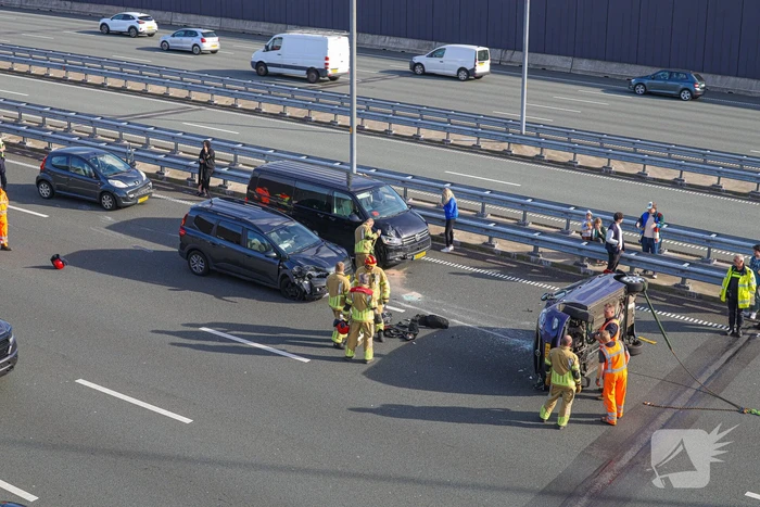 Auto belandt op de kop op snelweg