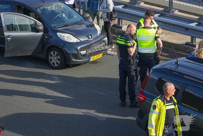 Auto belandt op de kop op snelweg