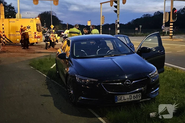 Bestuurder aangehouden na botsing met paal