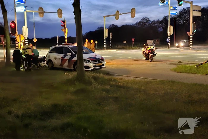 Bestuurder aangehouden na botsing met paal