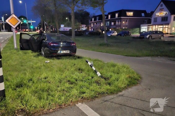Bestuurder aangehouden na botsing met paal