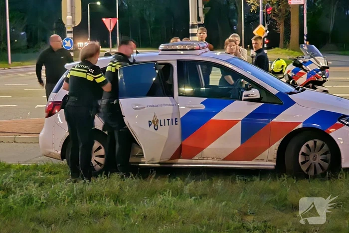 Bestuurder aangehouden na botsing met paal