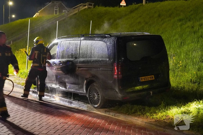 Bestelbus in brand gestoken