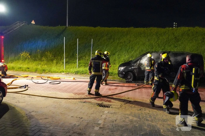 Bestelbus in brand gestoken