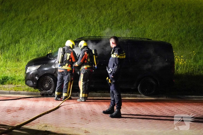 Bestelbus in brand gestoken