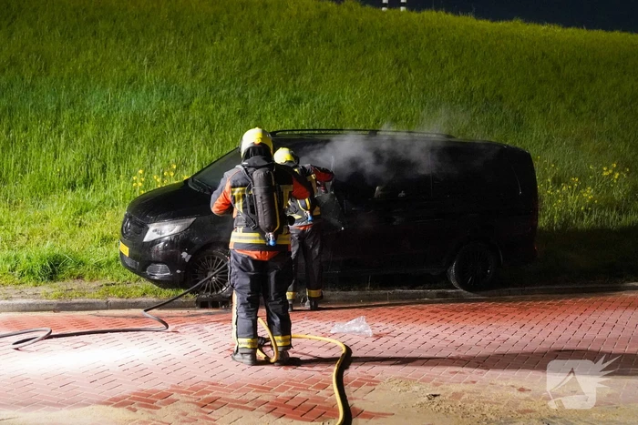 Bestelbus in brand gestoken