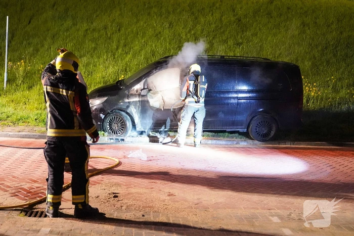 Bestelbus in brand gestoken