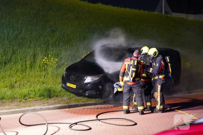 Bestelbus in brand gestoken