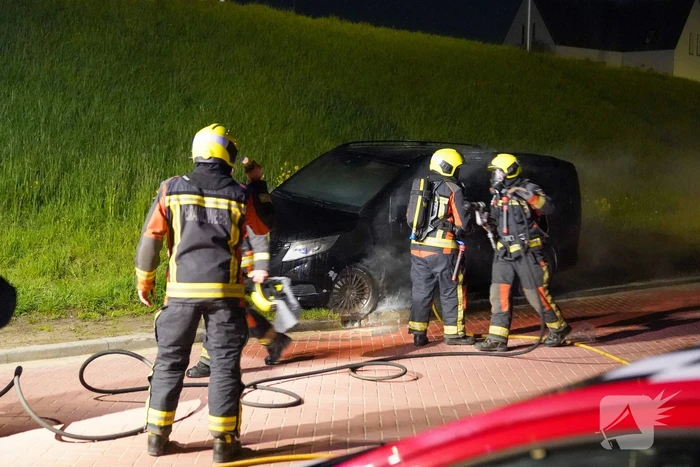 Bestelbus in brand gestoken