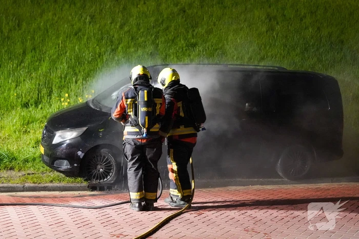 Bestelbus in brand gestoken