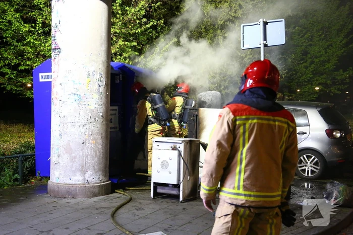 Auto en container in brand gestoken