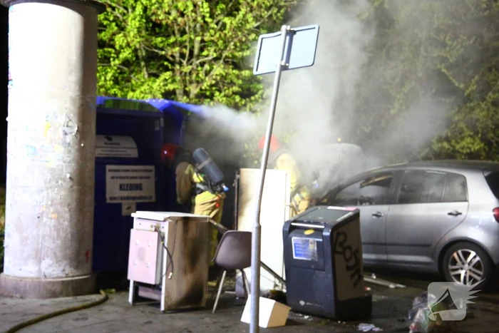 Auto en container in brand gestoken