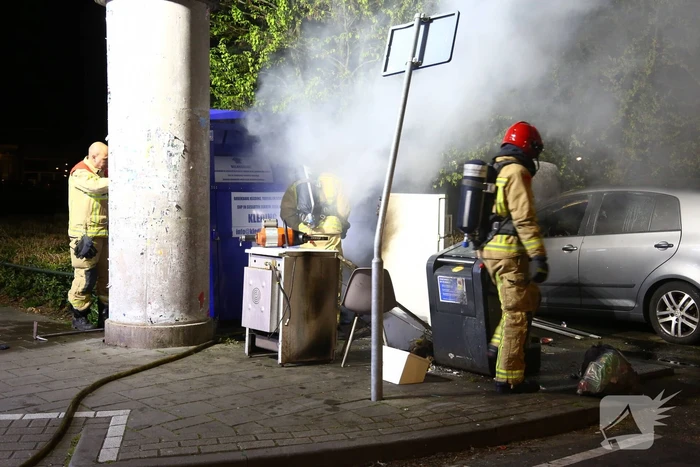 Auto en container in brand gestoken