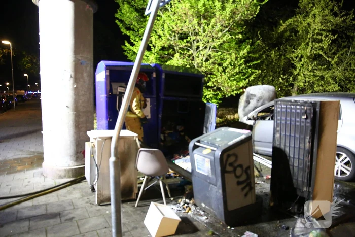 Auto en container in brand gestoken