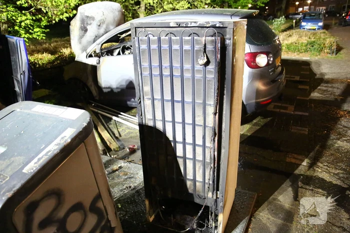 Auto en container in brand gestoken