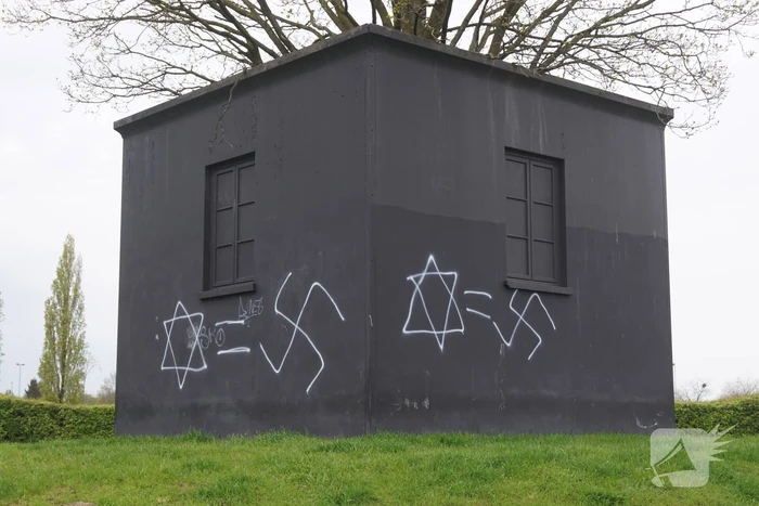 Kunstwerk beklad met hakenkruisen