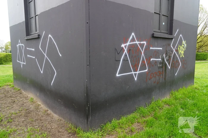 Kunstwerk beklad met hakenkruisen