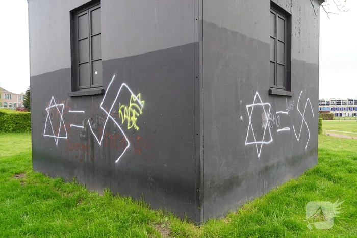 Kunstwerk beklad met hakenkruisen
