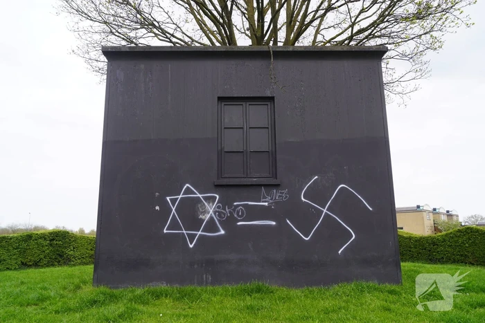 Kunstwerk beklad met hakenkruisen