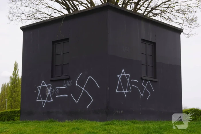 Kunstwerk beklad met hakenkruisen