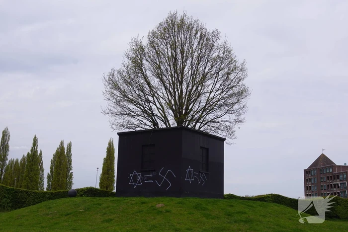 Kunstwerk beklad met hakenkruisen