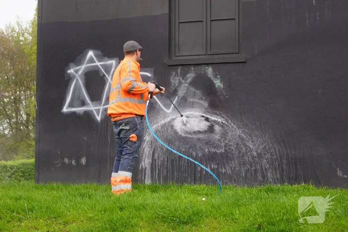Kunstwerk beklad met hakenkruisen