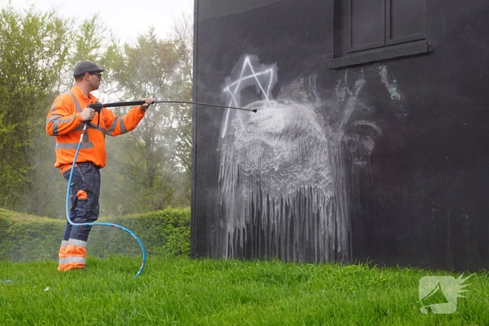 Kunstwerk beklad met hakenkruisen
