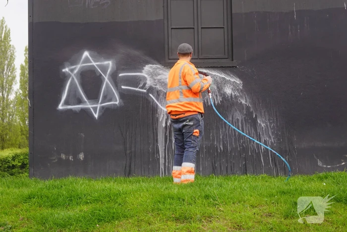 Kunstwerk beklad met hakenkruisen