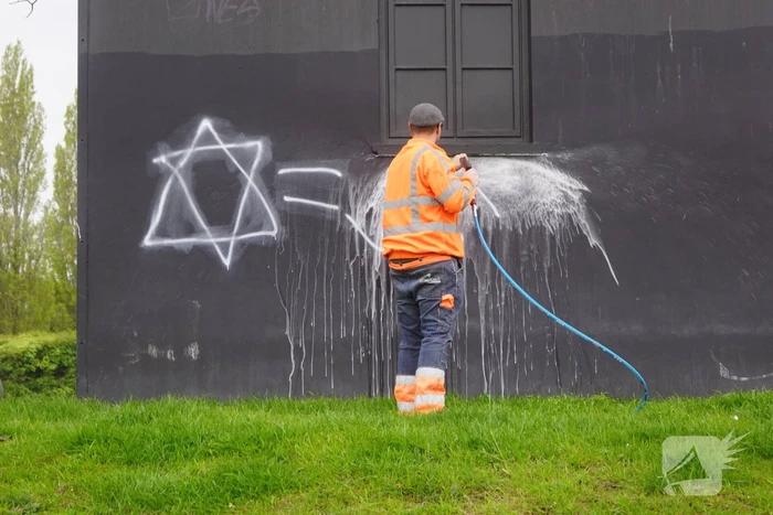 Kunstwerk beklad met hakenkruisen