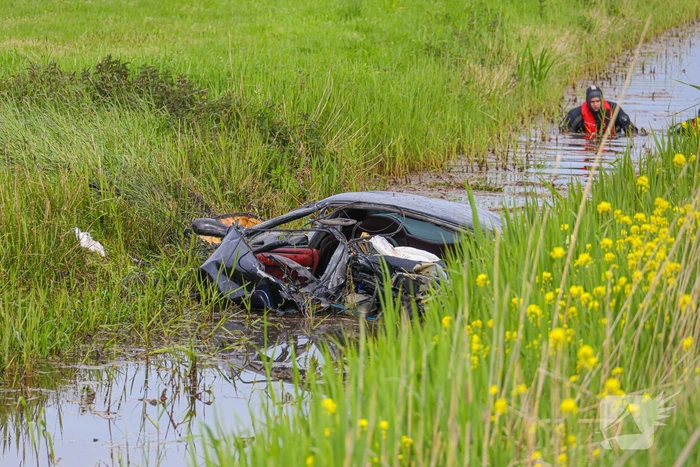 Maserati knalt op boom en belandt in de sloot
