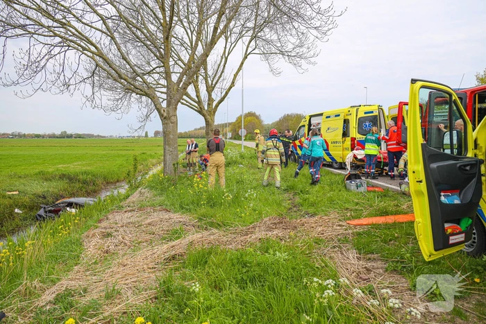 Maserati knalt op boom en belandt in de sloot