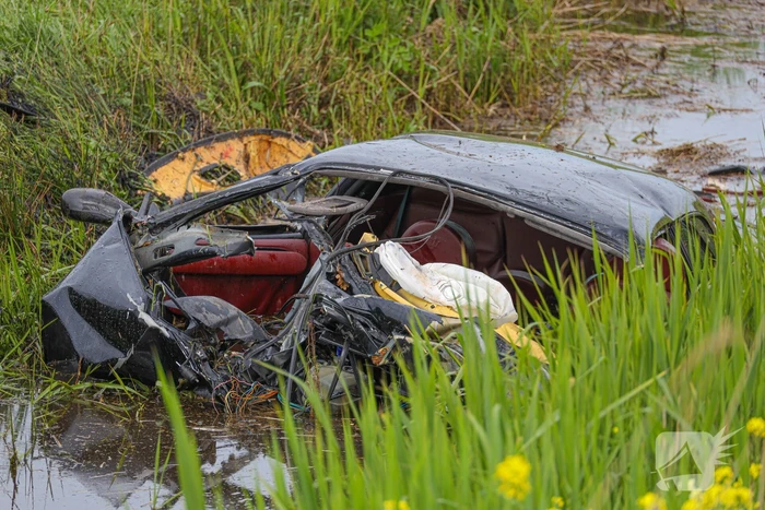 Maserati knalt op boom en belandt in de sloot