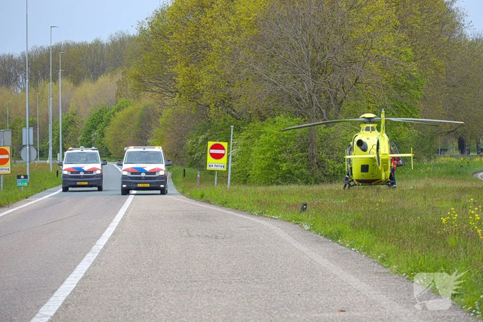Maserati knalt op boom en belandt in de sloot