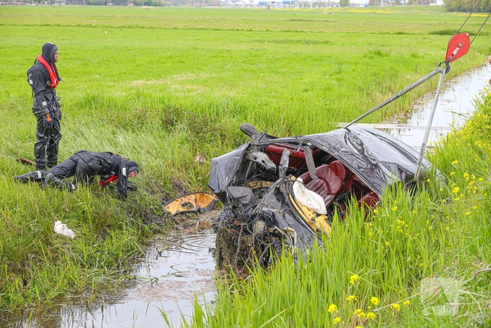 Maserati knalt op boom en belandt in de sloot