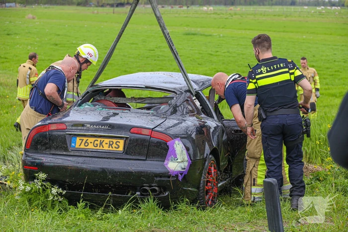 Maserati knalt op boom en belandt in de sloot