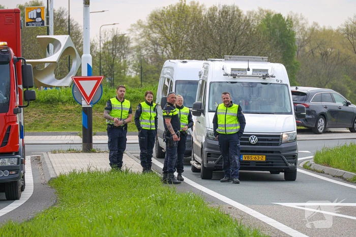 Maserati knalt op boom en belandt in de sloot