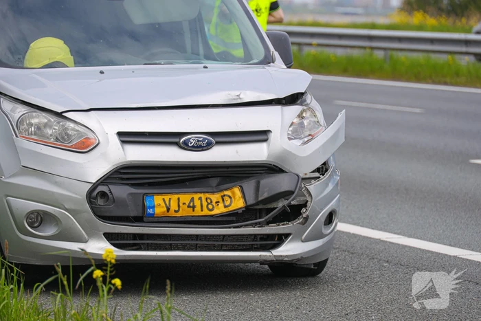 Bestuurder bestelbus botst op voorganger