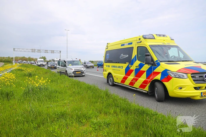 Bestuurder bestelbus botst op voorganger