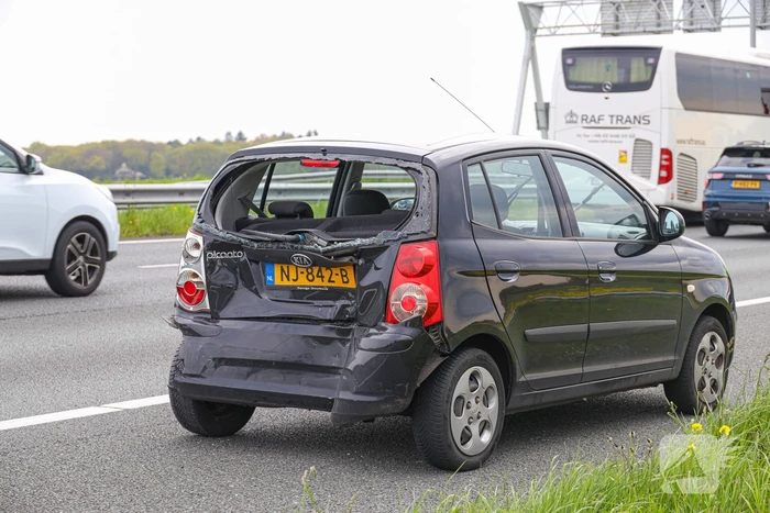 Bestuurder bestelbus botst op voorganger