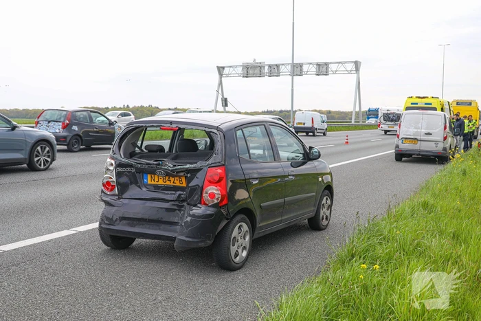 Bestuurder bestelbus botst op voorganger