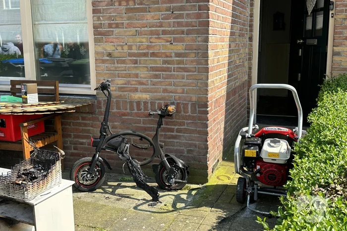 Mini-elektrische fiets vliegt in brand in woning