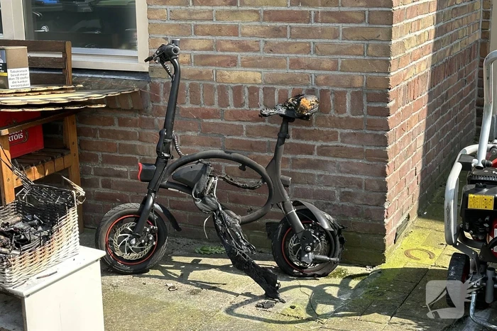 Mini-elektrische fiets vliegt in brand in woning