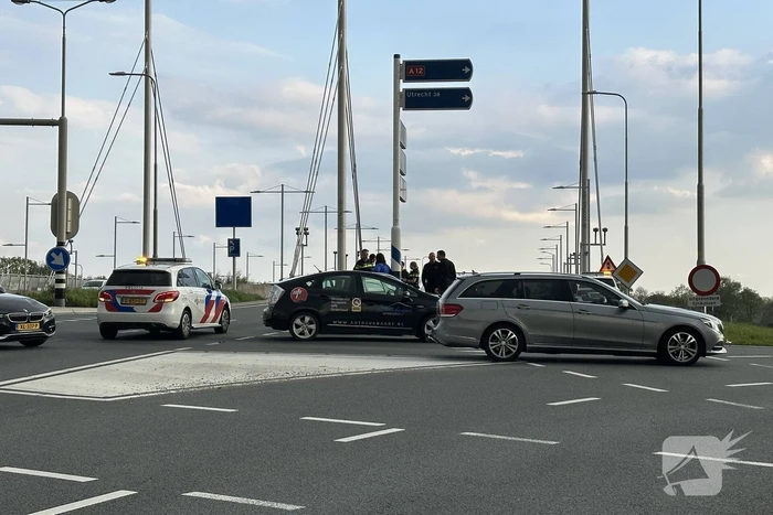 Botsing tussen twee voertuigen op kruising