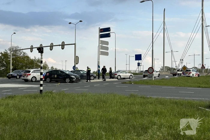 Botsing tussen twee voertuigen op kruising