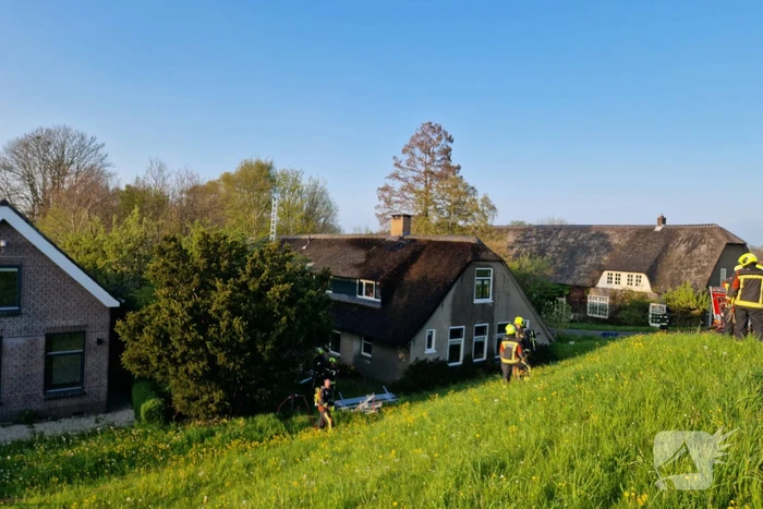 Brand in rietenkap van woning