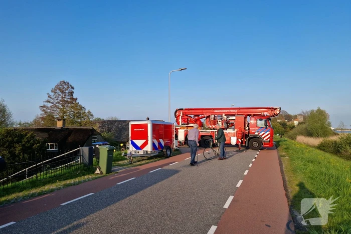 Brand in rietenkap van woning